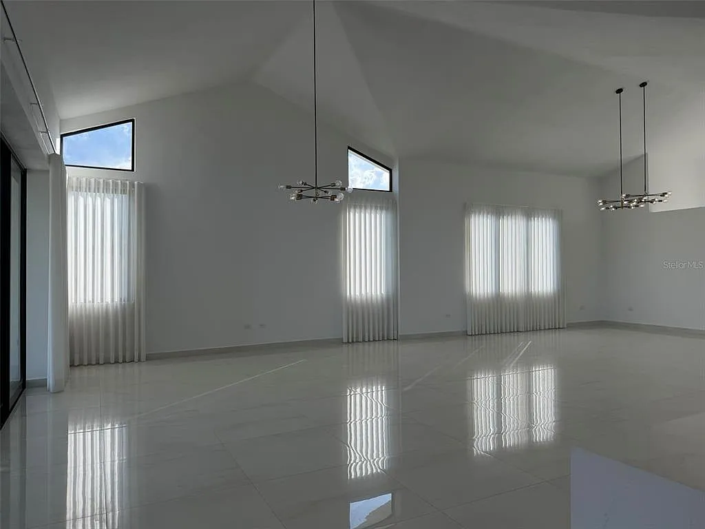 5 bed, 5.5 bath, 5500 sqft, $15,000 — Photo 3