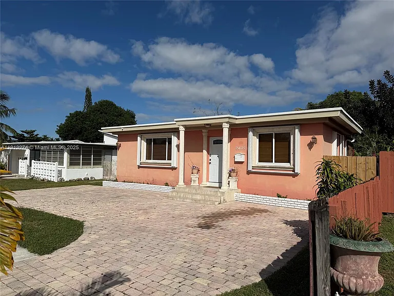 2435 Wilson St — Photo 3