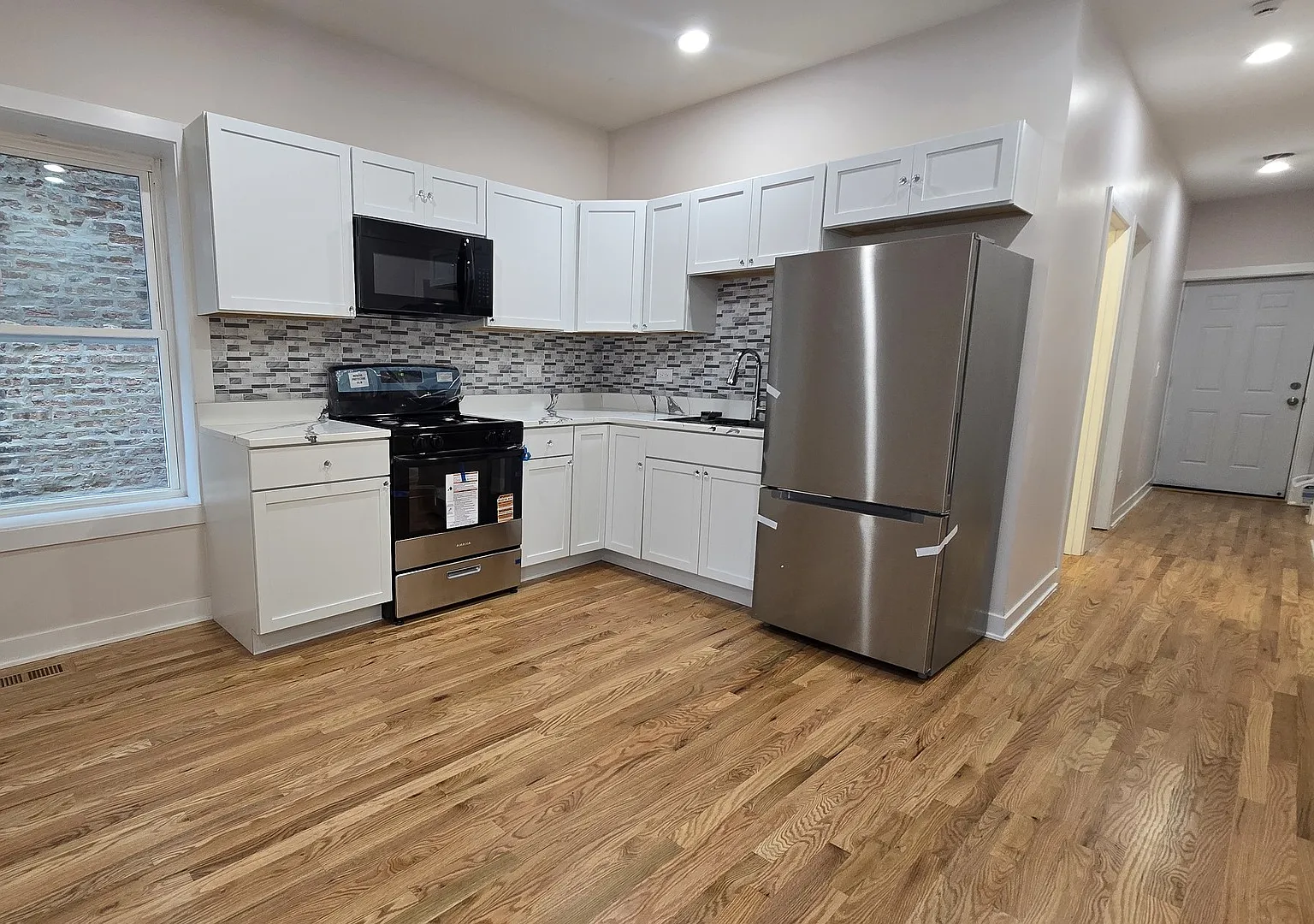 3 bed, 1200 sqft, $2,100 — Photo 3