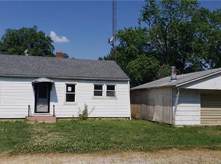 4 Loren St, Henning, IL 61848
