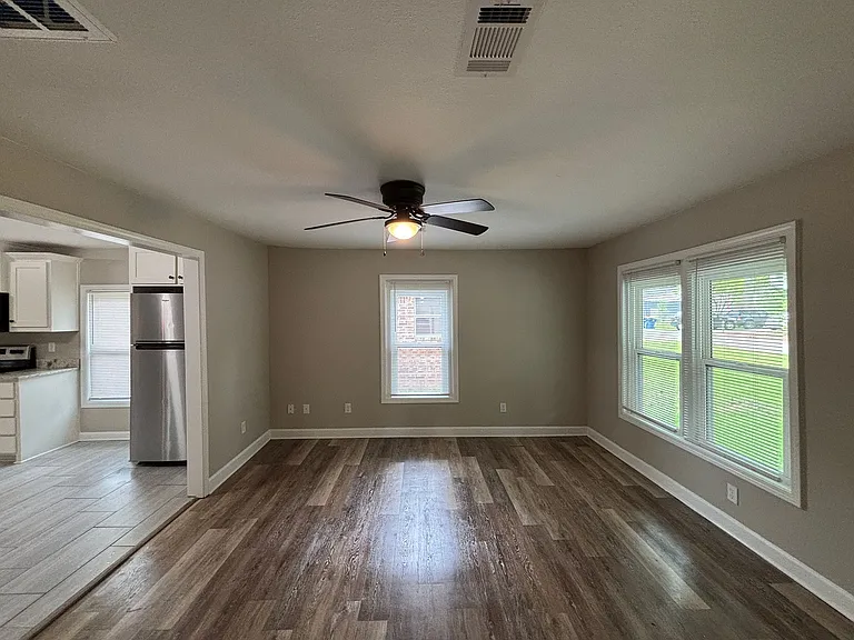 509 E Elm St — Photo 13