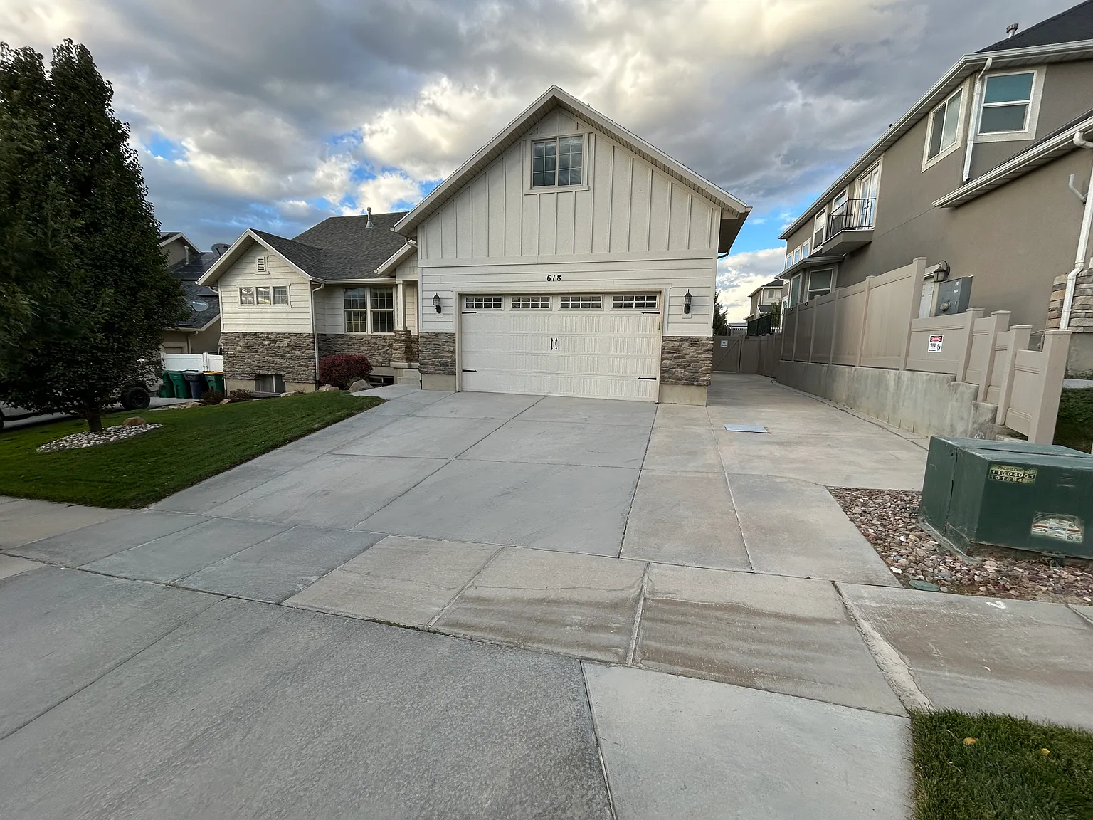 618 W Regent Garden Ln — Photo 1