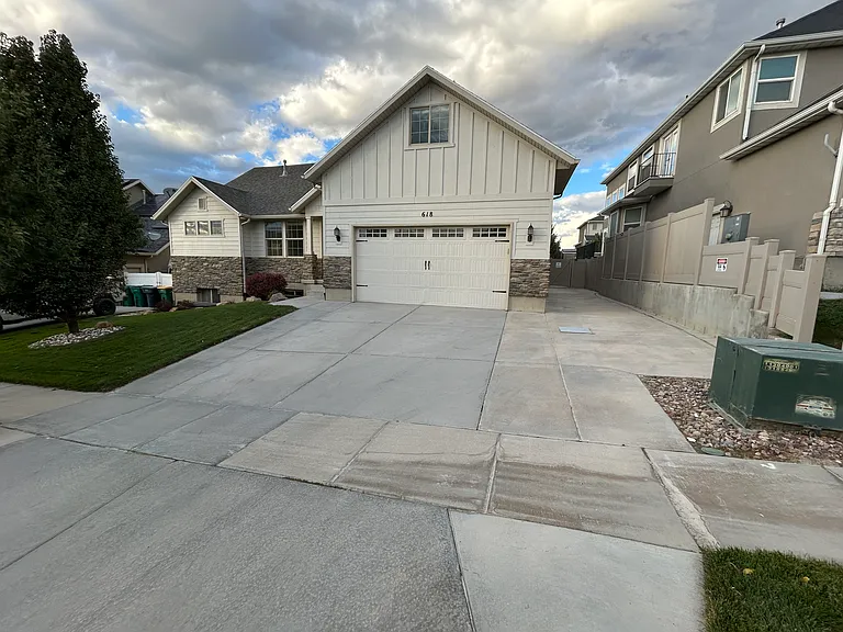 618 W Regent Garden Ln — Photo 1