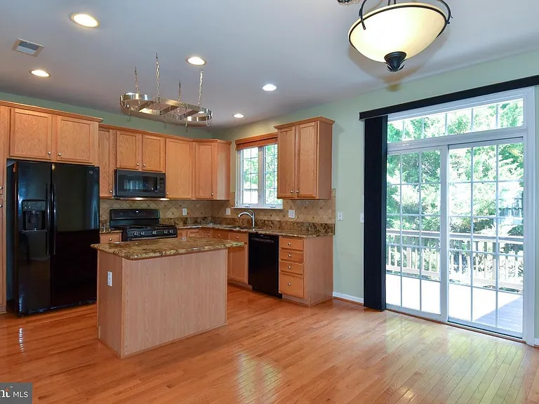 7810 Locust Leaf Ln — Photo 21