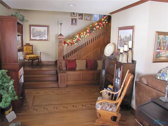 4th image of 448 S Elm St