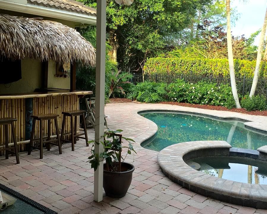 Tiki Bar & Pool