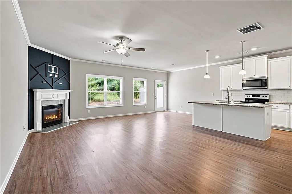 4 bed, 2.5 bath, 1966 sqft, $2,200 — Photo 3