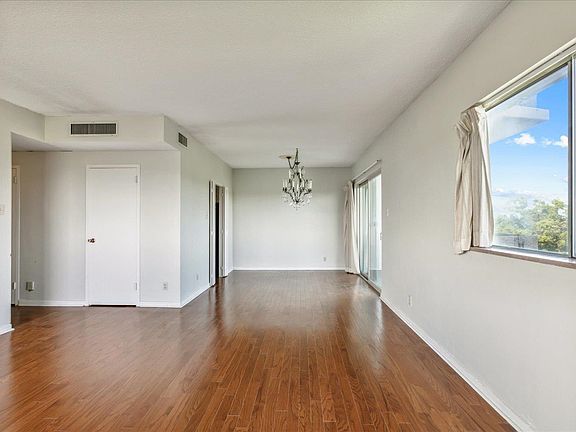 5th image of 1960 N Pkwy #910