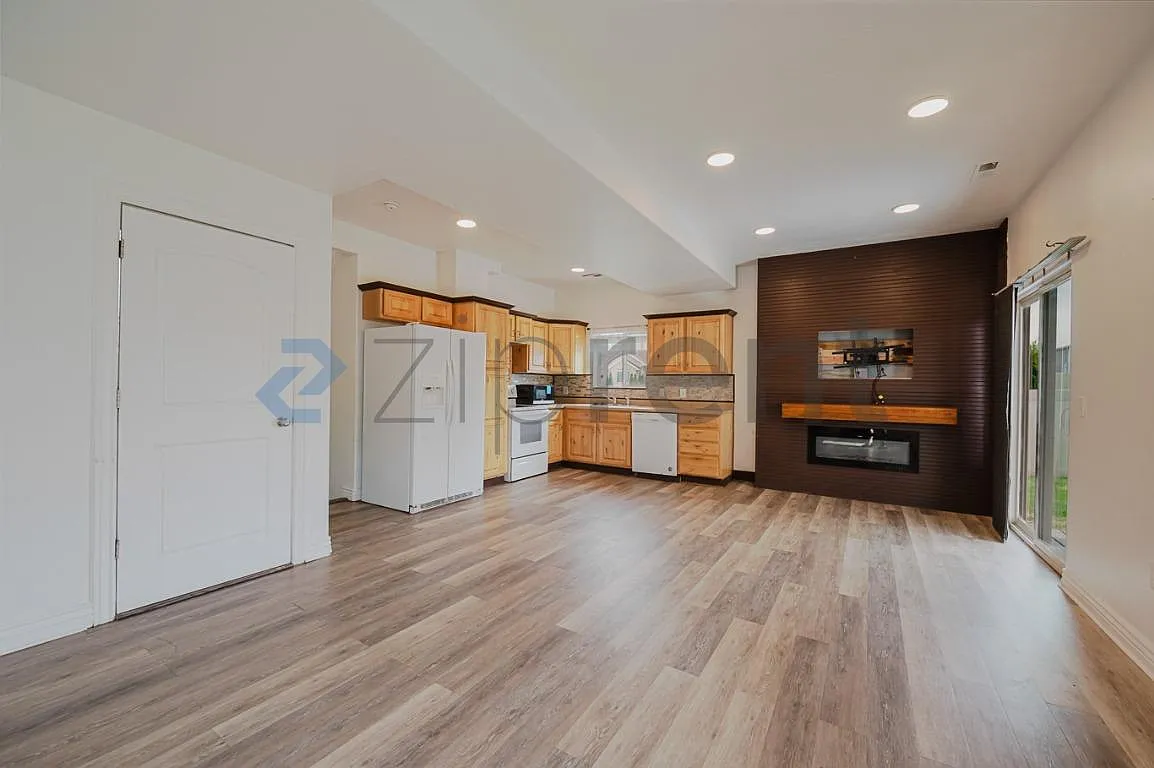 4 bed, 1600 sqft, $2,000 — Photo 2
