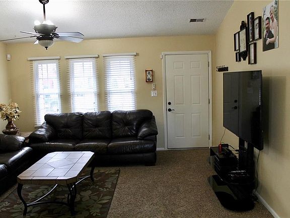 4th image of 909 Thornhill Pl