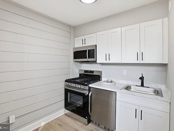 4th image of 421 Saint Margarets Dr