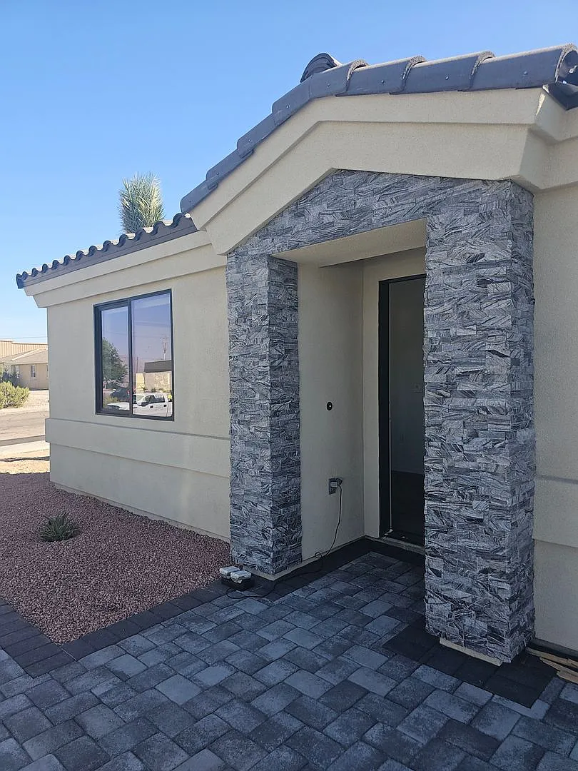 Brand New Complex!! Available October 1st — Photo 2