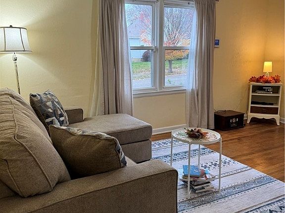 3rd image of 1701 Marigold Ave