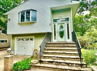 62 Sycamore St, Brentwood, NY 11717