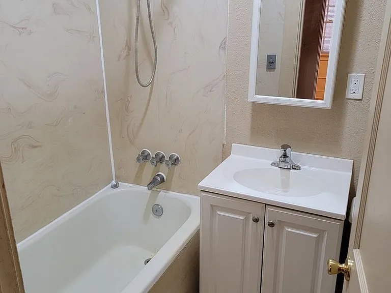 Avondale Apartments — Photo 26