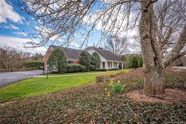 1st image of 215 Hawthorn Dr