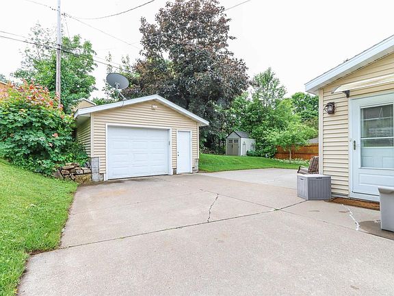 3rd image of 807 NINA AVENUE