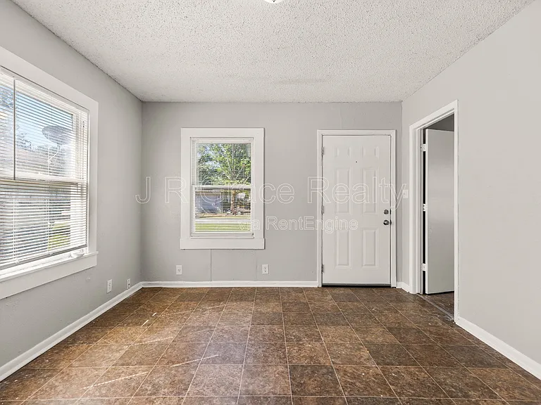 807 W Sabine St — Photo 4