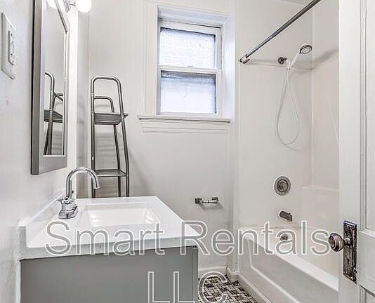 4th image of 1722 Waverly Pl E
