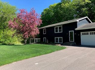 739 Woodhill Dr, Chanhassen, MN 55317