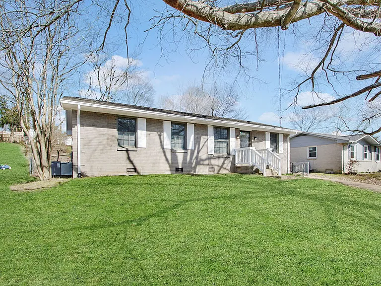 238 Townes Dr — Photo 3