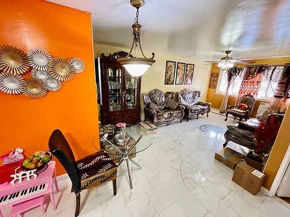 4th image of 1070 Pugsley Ave #2F