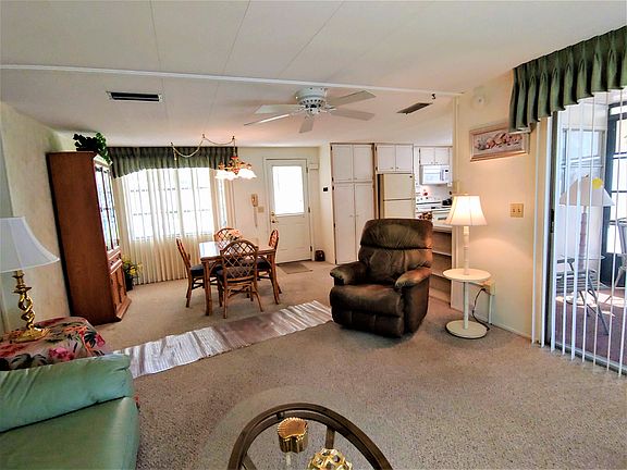5th image of 206 Flamboyant St