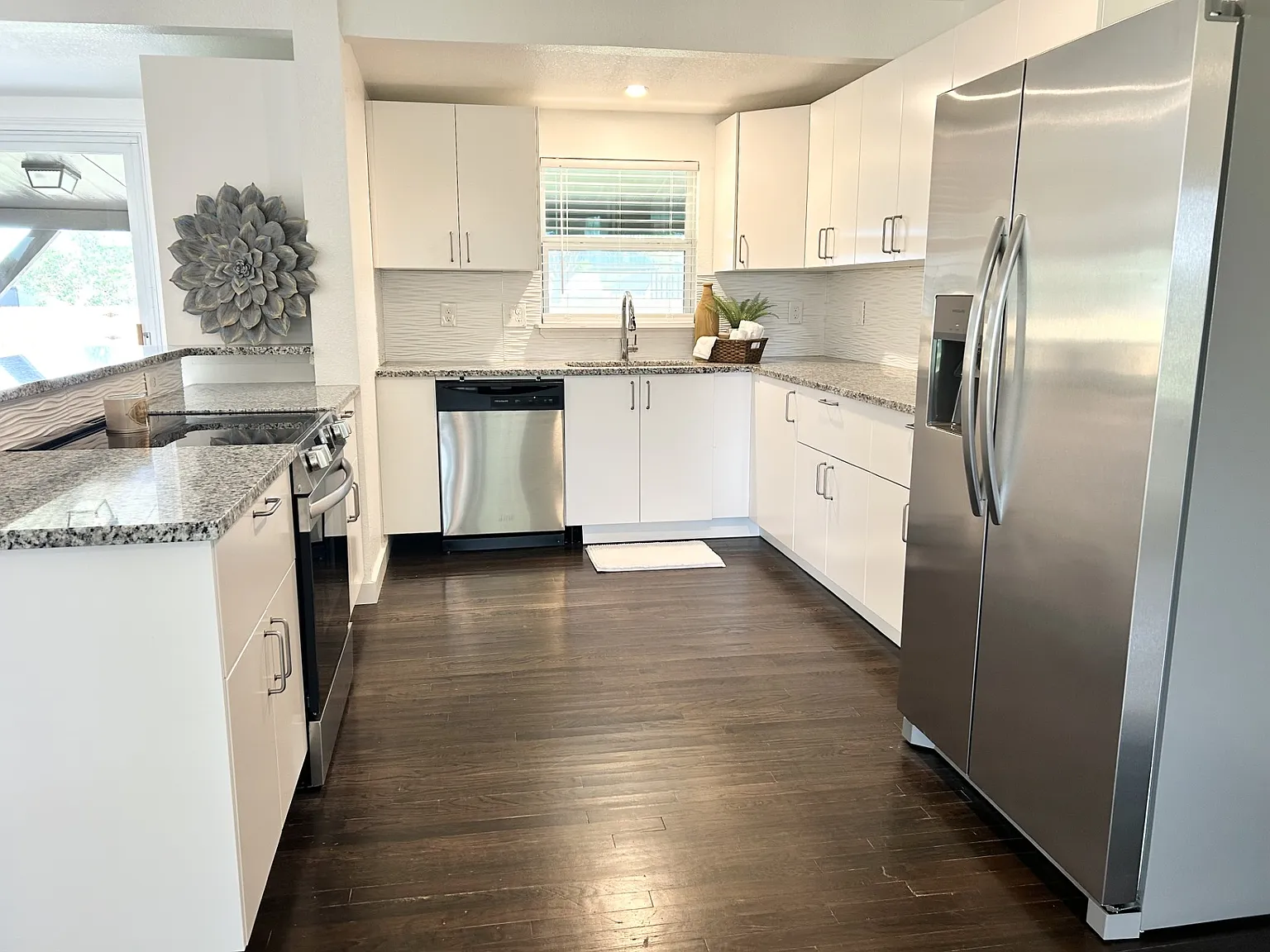 3 bed, 1.5 bath, 1000 sqft, $1,700 — Photo 1