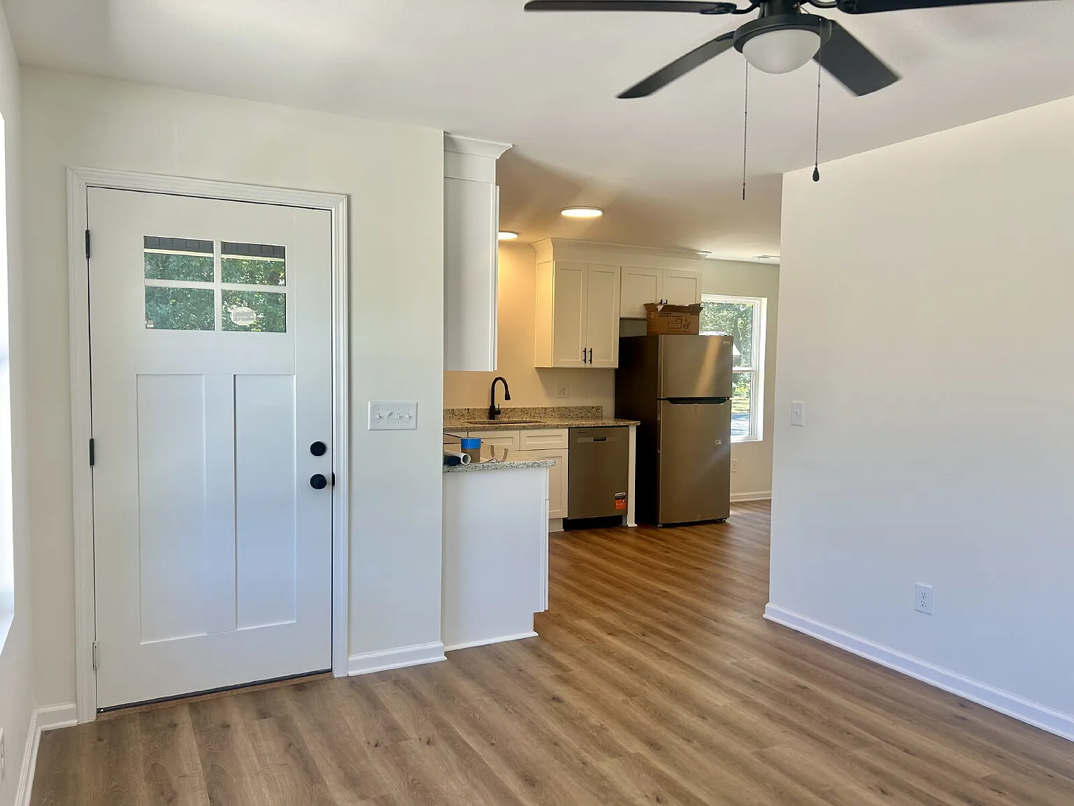 2 bed, 1.0 bath, 800 sqft, $1,325 — Photo 2