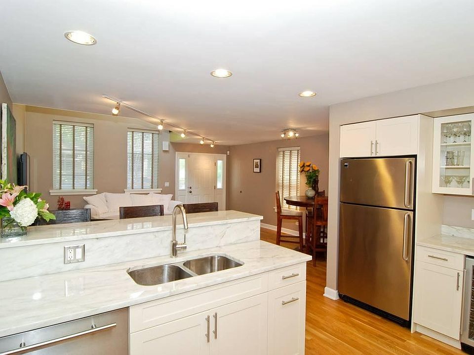 1st image of 1941 N Wolcott Ave #1F