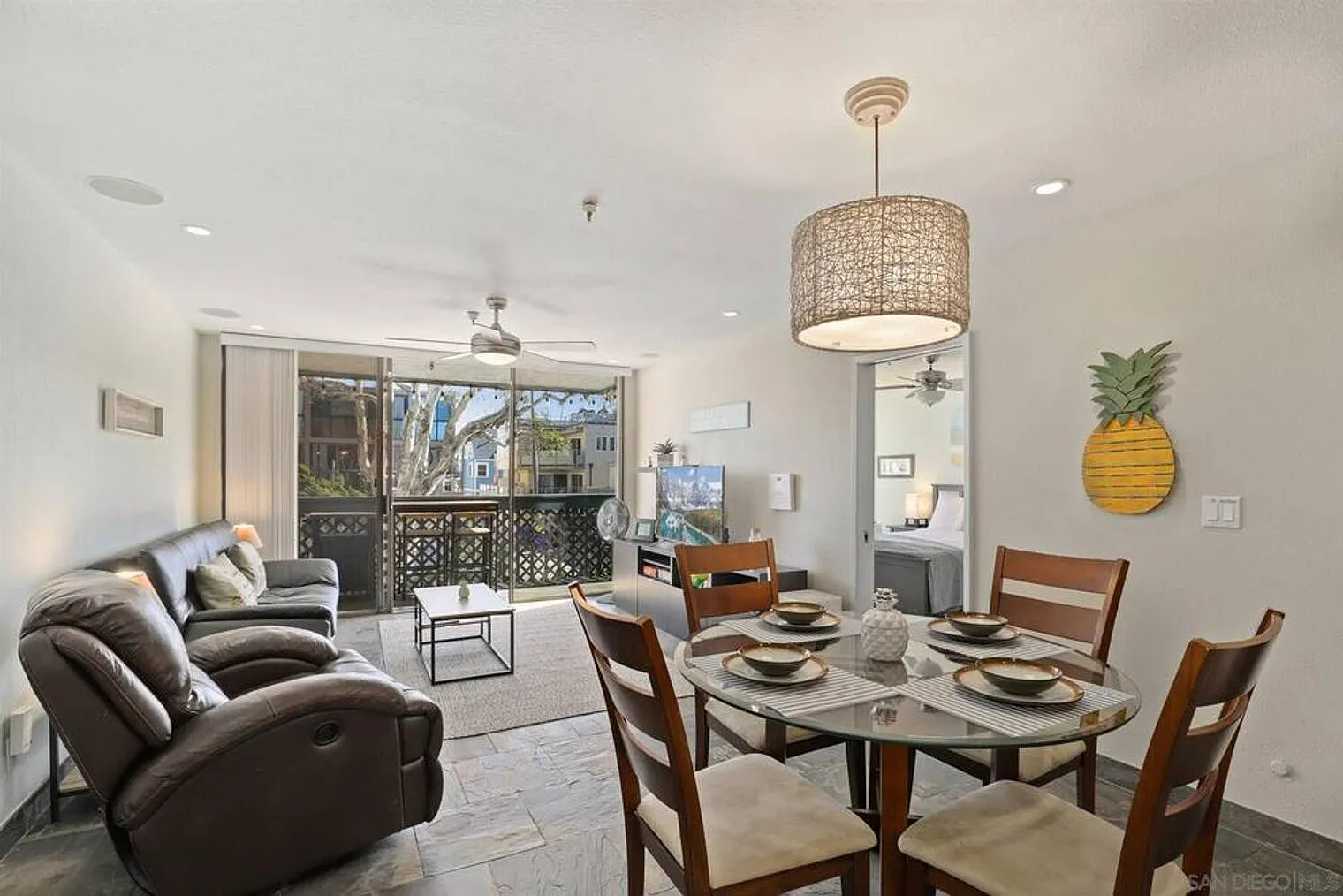 2 bed, 2.0 bath, 807 sqft, $4,784 — Photo 4