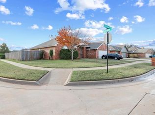 424 Eastview Dr, Yukon, OK 73099