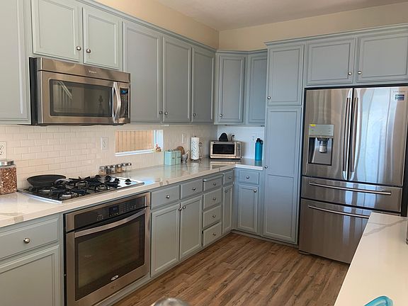 Stainless appliances. Fridge does not stay.
