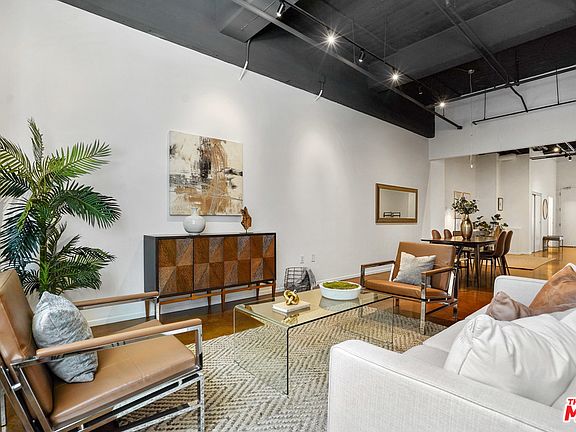 4th image of 1130 S Flower St APT 212