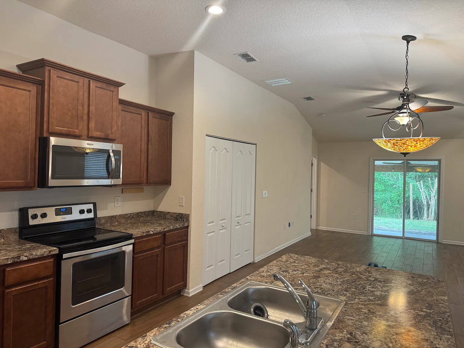 3 bed, 1450 sqft, $2,350 — Photo 4