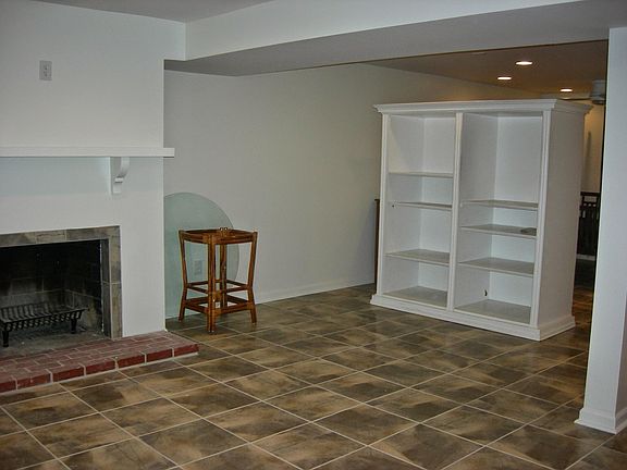4th image of 916 S George Mason Dr
