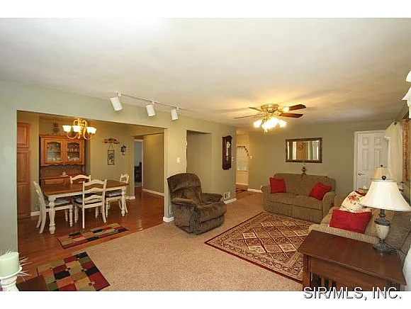 706 S Main St photo 1