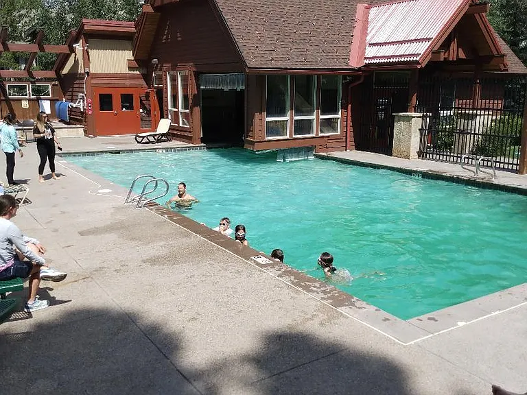 Community pool w/shower