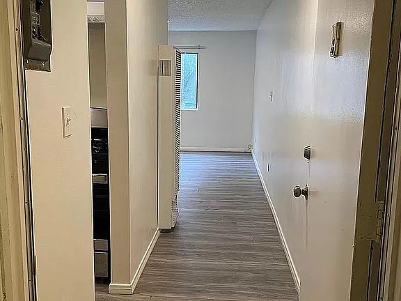 4th image of 1409 S Manhattan Pl #206