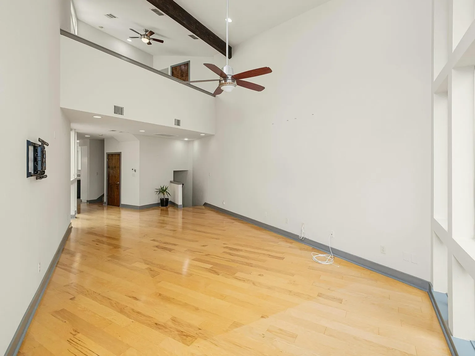 2 bed, 2.5 bath, 1909 sqft, $3,950 — Photo 2