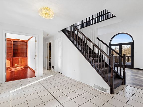 4th image of 5511 Steeplechase Ct