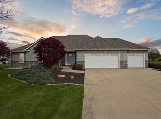 402 Steeplechase Dr, Auburn, IN 46706