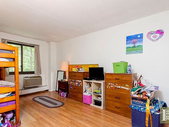 4th image of 66 Frankfort St APT 4B