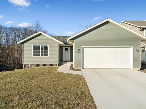 2042 Sugar Creek Dr NW, Cedar Rapids, IA 52405