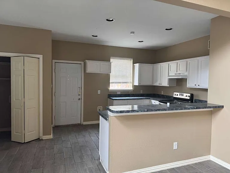 844 Brockden Dr — Photo 3