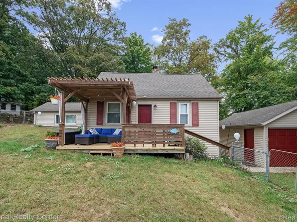 1136 Lakeshore Dr, Columbiaville, MI 48421