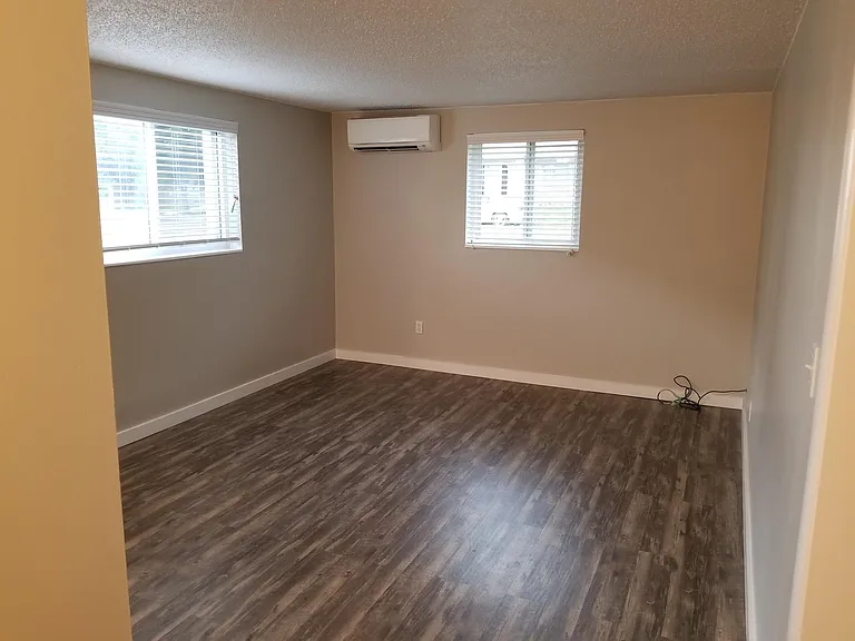 150 E Wentworth Ave — Photo 4