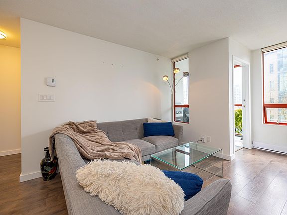 2nd image of 811 Helmcken St #601