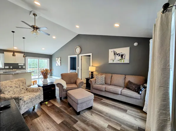 976 Park Street, Paris, ME 04281