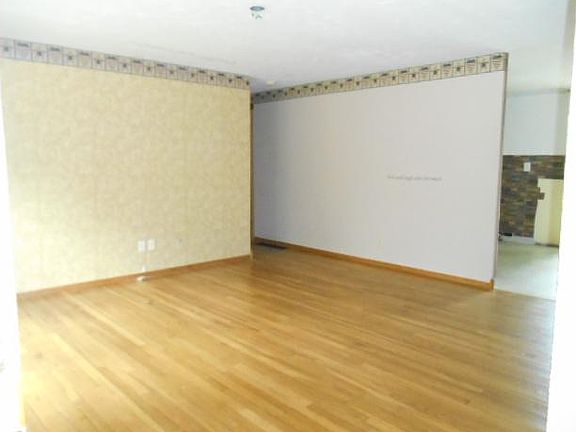 3rd image of 1124 N Lake Terrace Dr